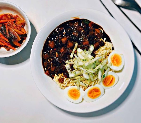 Cách làm Mì tương đen chuẩn vị Hàn Quốc ngon đến nao lòng mi tuong den 2 - Cách làm Mì tương đen chuẩn vị Hàn Quốc ngon đến nao lòng