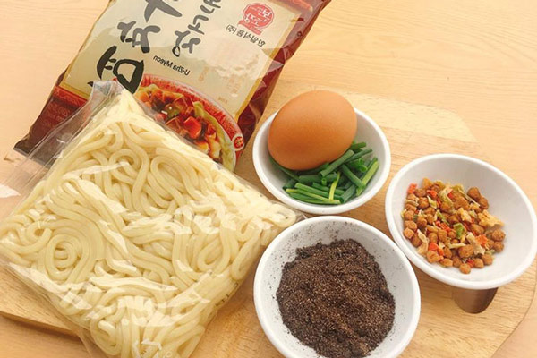 Cách làm Mì tương đen chuẩn vị Hàn Quốc ngon đến nao lòng mi tuong den 8 - Cách làm Mì tương đen chuẩn vị Hàn Quốc ngon đến nao lòng