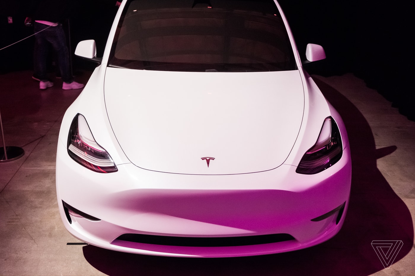 Tính năng Autopilot của xe Tesla dễ dàng bị 