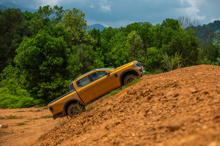 Otosaigon-Ford Ranger Wild Track 20.jpg