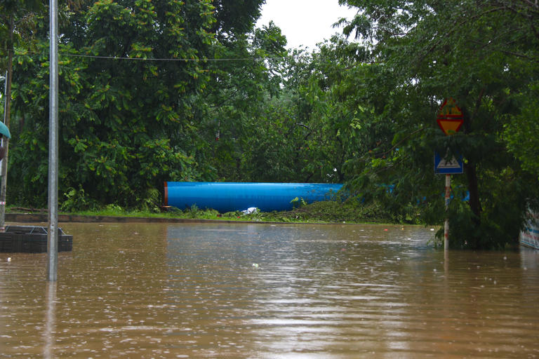 Tiền Phong Nước mênh mông tại các tuyến đường gần khu vực Thiên đường Bảo Sơn. 1