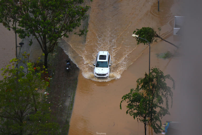 Tiền Phong Đường gom Đại lộ Thăng Long (gần khu vực Thiên đường Bảo Sơn) là điểm đen ngập lụt của Hà Nội từ nhiều năm nay. Cứ sau mỗi đợt mưa lớn, đoạn đường này lại trở thành nỗi kinh hoàng với người dân. 1