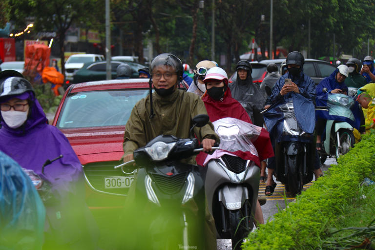 Tiền Phong Theo anh Nguyễn Hải (An Khánh, Hoài Đức), rút kinh nghiệm những hôm mưa bão trước, anh đã đi làm từ 7 rưỡi sáng để tránh tắc và nếu ngập có thể di chuyển bằng đường khác để kịp đi làm. "Cẩn thận là thế nhưng tất cả các đường vào nội thành gồm ba tuyến nội khu, đường gom đại lộ và đường để sang Hà Đông đều đang ngập, cố đi rất dễ hỏng xe nên tôi đang loay hoay không biết đi đường nào!", anh Hải cho hay. 1
