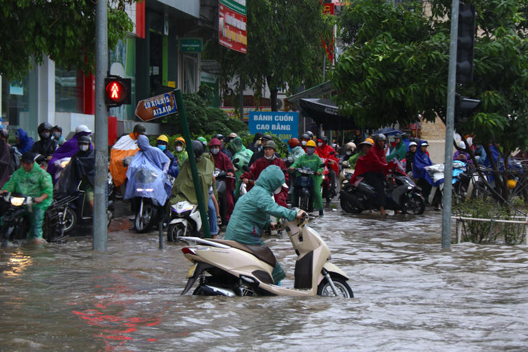 Tiền Phong Hàng loạt phương tiện chết máy, khi mực nước ngập quá nửa bánh xe. 1