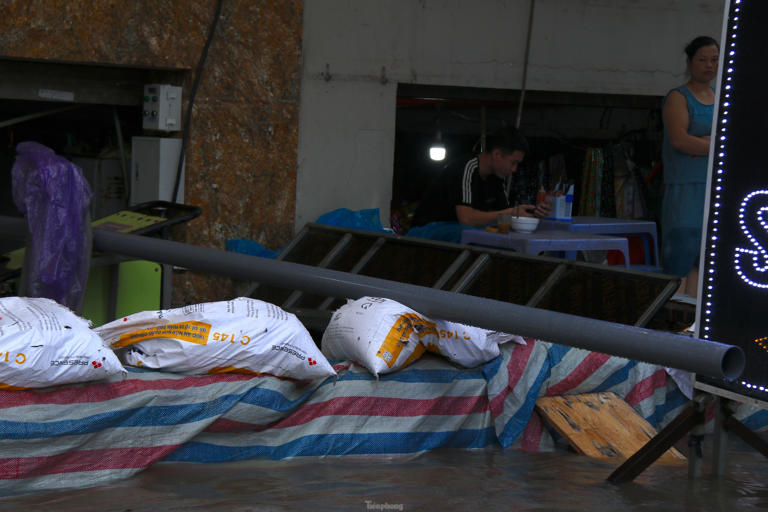 Tiền Phong Tiền PhongCác nhà dân thuộc khu đô thị đắp cát, kê bạt để nước không tràn vào hầm.1 Các nhà dân thuộc khu đô thị đắp cát, kê bạt để nước không tràn vào hầm. 1