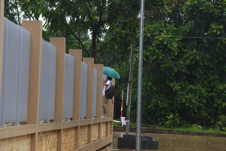 Tiền Phong Để đi qua khu vực ngập, có người còn chọn trèo lên hàng rào. 1