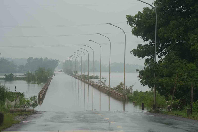 Tiền Phong Tỉnh lộ 421B (đoạn qua xã Cấn Hữu, Quốc Oai, Hà Nội) ngập chìm trong biển nước. Ảnh: Hữu Chánh 1