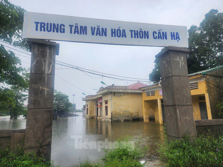 Tiền Phong Trung tâm văn hóa thôn Cấn Hạ đã chìm trong nước. 1