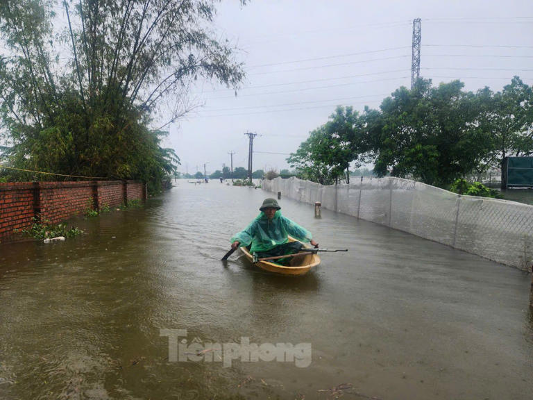 Tiền Phong Để di chuyển từ trong xóm ra ngoài hoặc ngược lại, người dân phải dùng thuyền hoặc lội nước. Tuy nhiên, lội nước rất nguy hiểm bởi có chỗ ngập sâu hơn 1m. 1