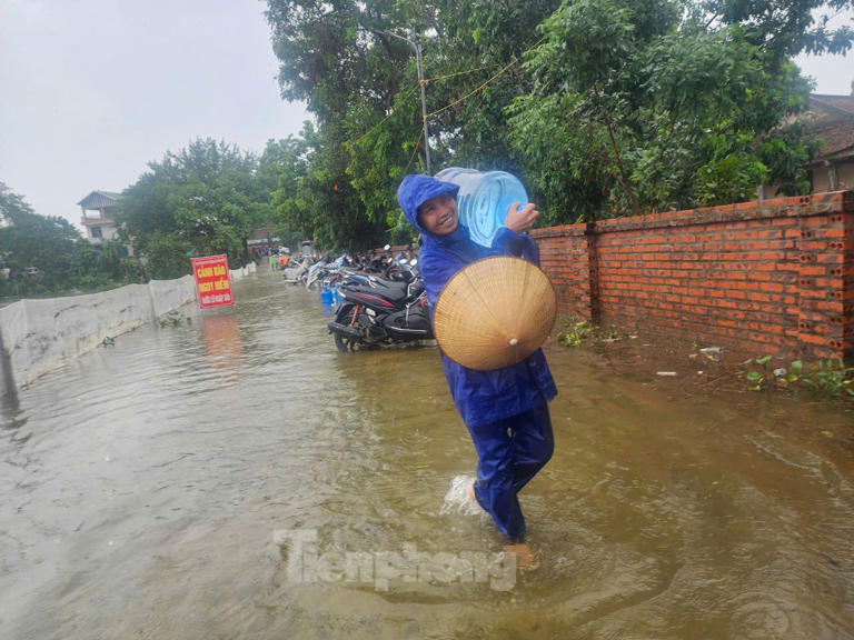 Tiền Phong Người dân vận chuyển nhu yếu phẩm về cho gia đình. 1